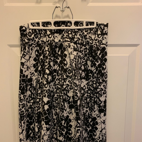 Tranquility NWT pattern black/grey/white skirt. - Picture 4 of 5